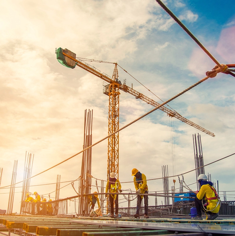 Bauprojekt mit Baukran und Arbeitern bei der Arbeit