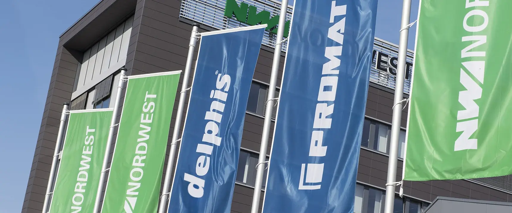 Des drapeaux devant le bâtiment de l’entreprise NORDWEST montrent les logos delphis, PROMAT et NORDWEST