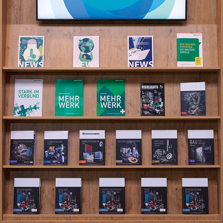 A shelf with catalogues, brochures and the NORDWEST network magazine NEWS