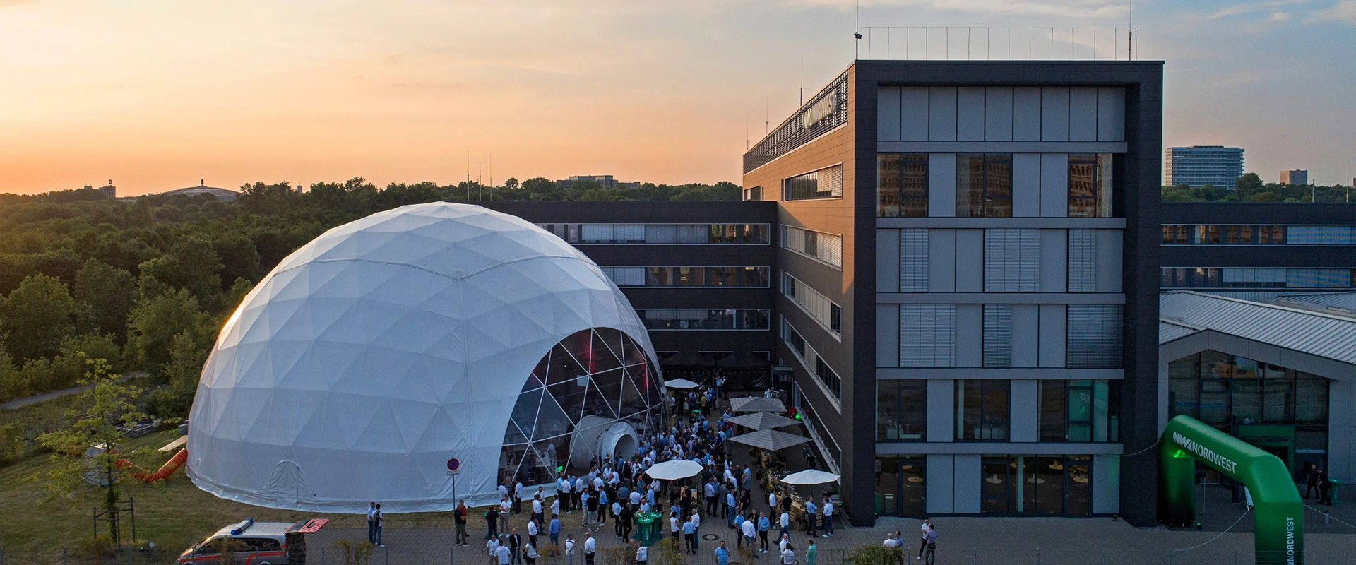 NORDWEST Gebäude mit Event Kuppelzelt