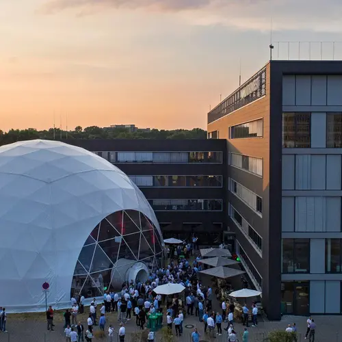 NORDWEST Gebäude mit Event Kuppelzelt