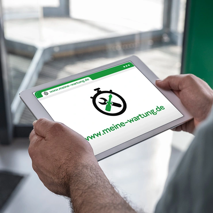 A tablet with the application for the maintenance tool meine-wartung.de open