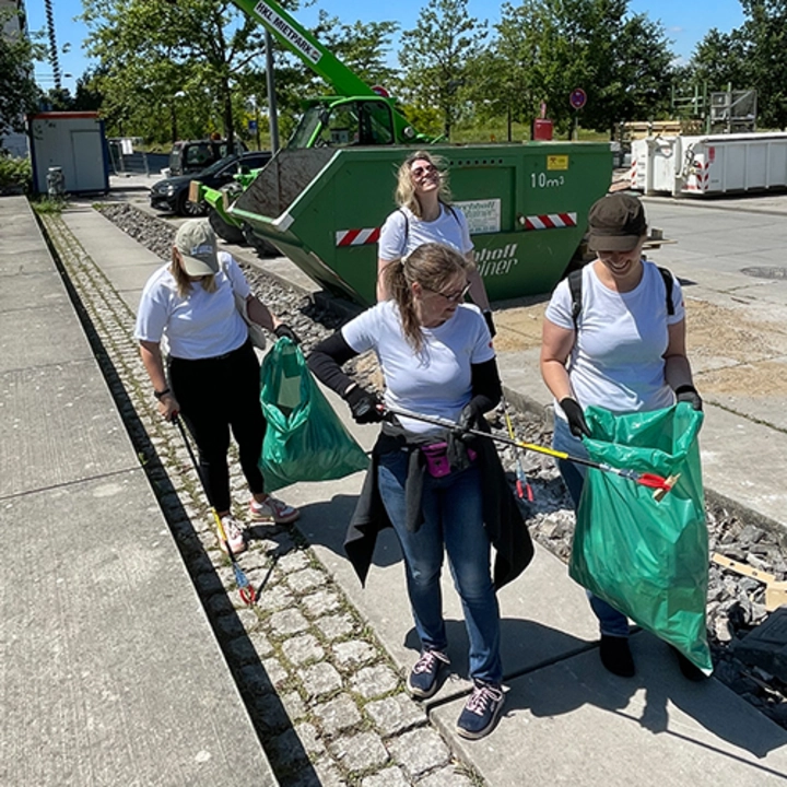 Nordwest Mitarbeiter bei der Müllsammelaktion vom Rothenberger Help Day