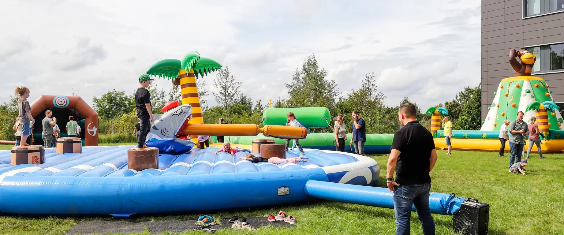 Kinder auf der Hüpfburg beim NORDWEST Sommerfest 2023