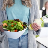 Frau mit Salat und Erfrischungsgetränk in der NW-Kantine