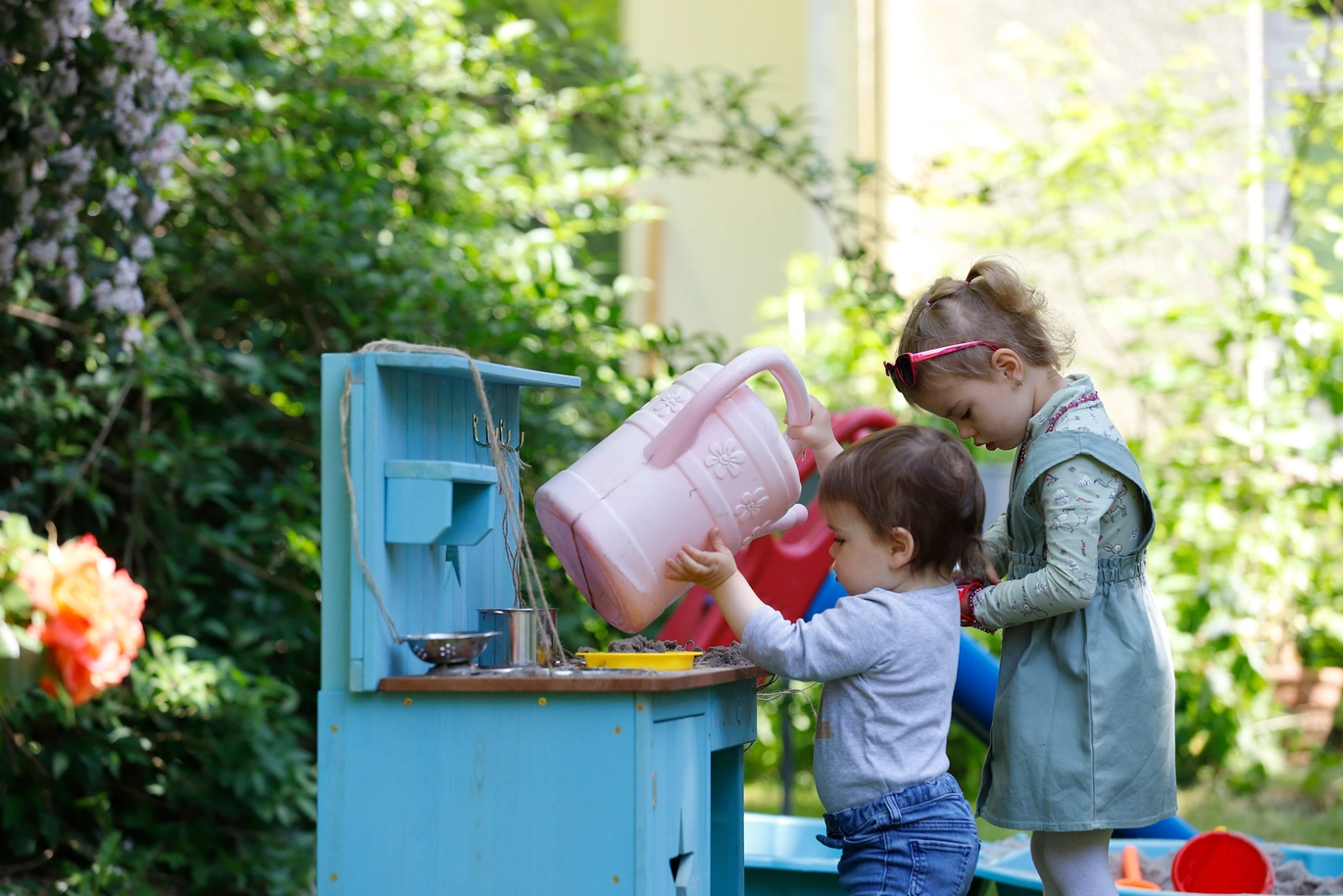 Spielende Kinder an der gespendeten Matschküche am Offenen Wohnzimmer in Dortmund