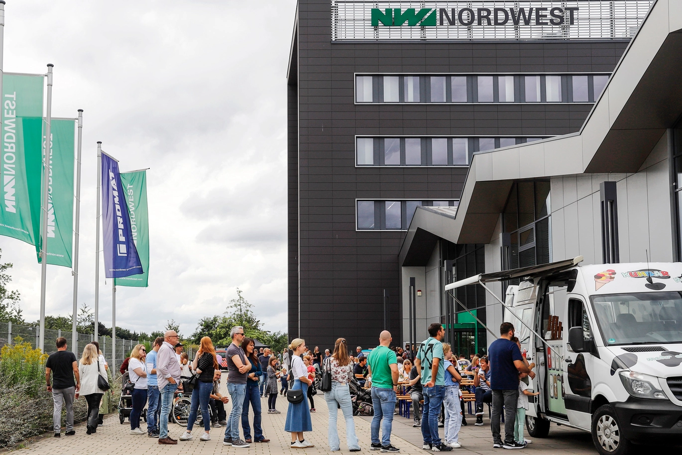 Mitarbeiterwarteschlange der NORDWEST vor dem Kuhbar Eiswagen Sommerfest 2023 