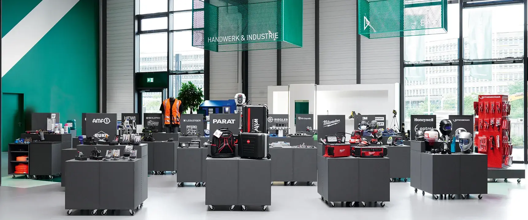 Im Showroom von NORDWEST stehen mehrere rollbare Pods mit Produkten namhafter Markenhersteller, vor allem Werkzeug und Arbeitsschutz.