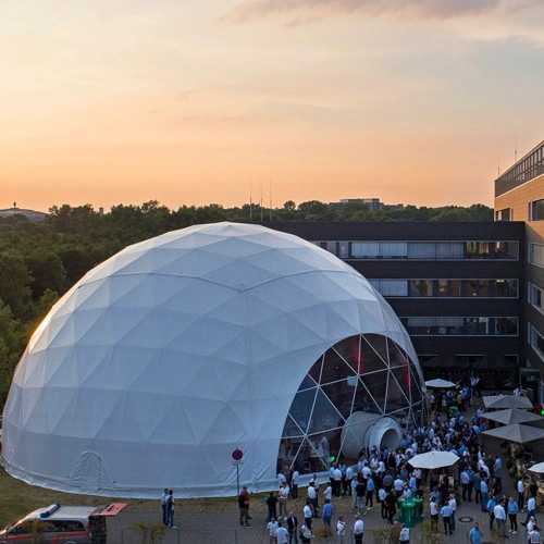 NORDWEST Gebäude mit Event Kuppelzelt