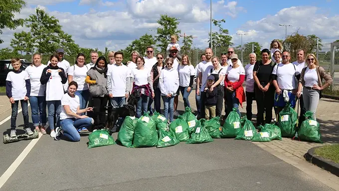 Nordwestler sammeln Müll am "Help Day" der TOOLS FOR LIFE-Stiftung